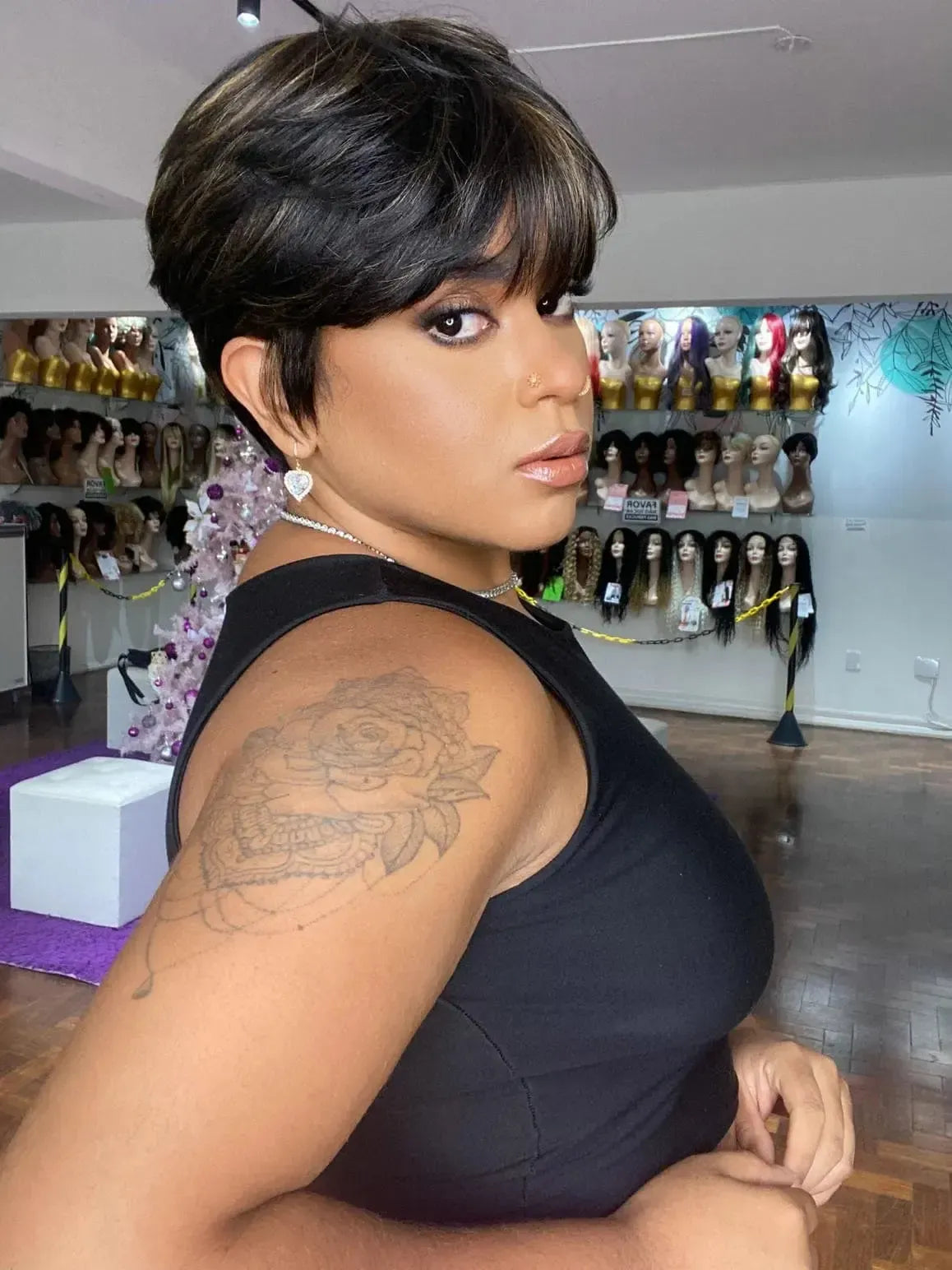 Peruca Esther Castanho Escuro com Luzes Curta Franja (Premium)
