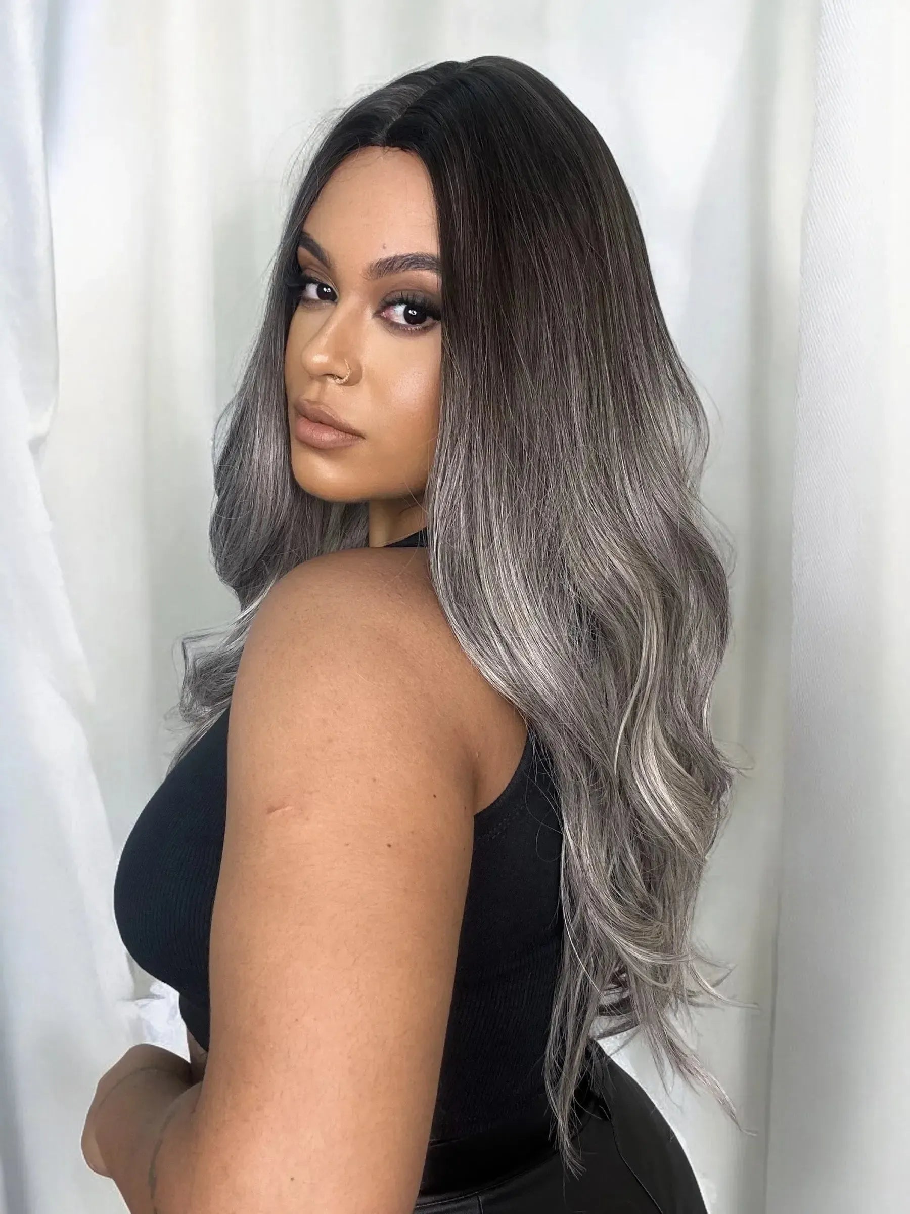 Peruca Lona Cinza Platina Ondulada Colors Raiz Preta 70cm