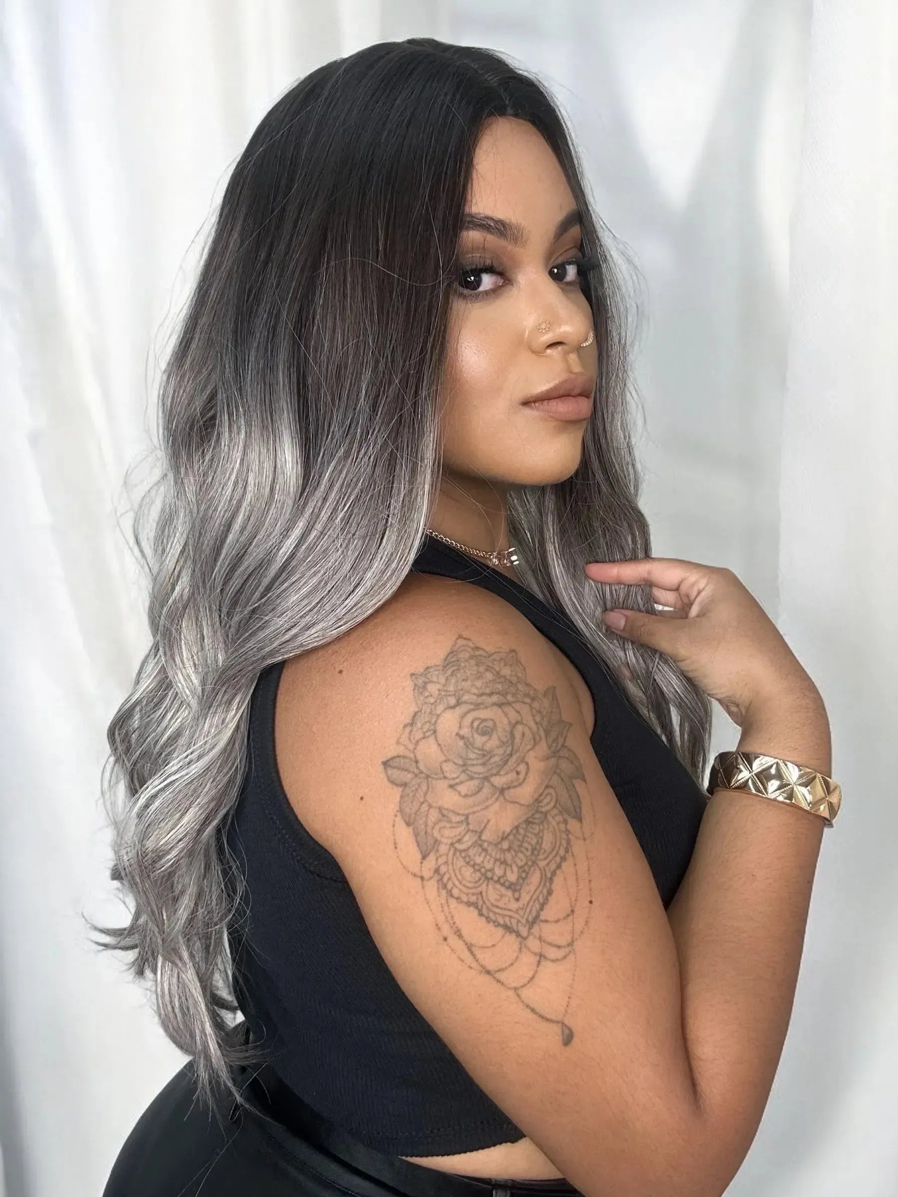 Peruca Lona Cinza Platina Ondulada Colors Raiz Preta 70cm