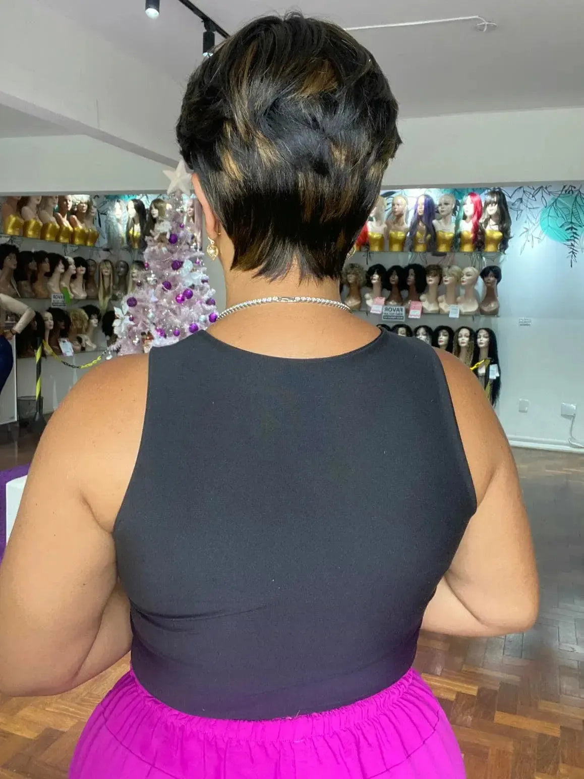 Peruca Esther Castanho Escuro com Luzes Curta Franja (Premium)
