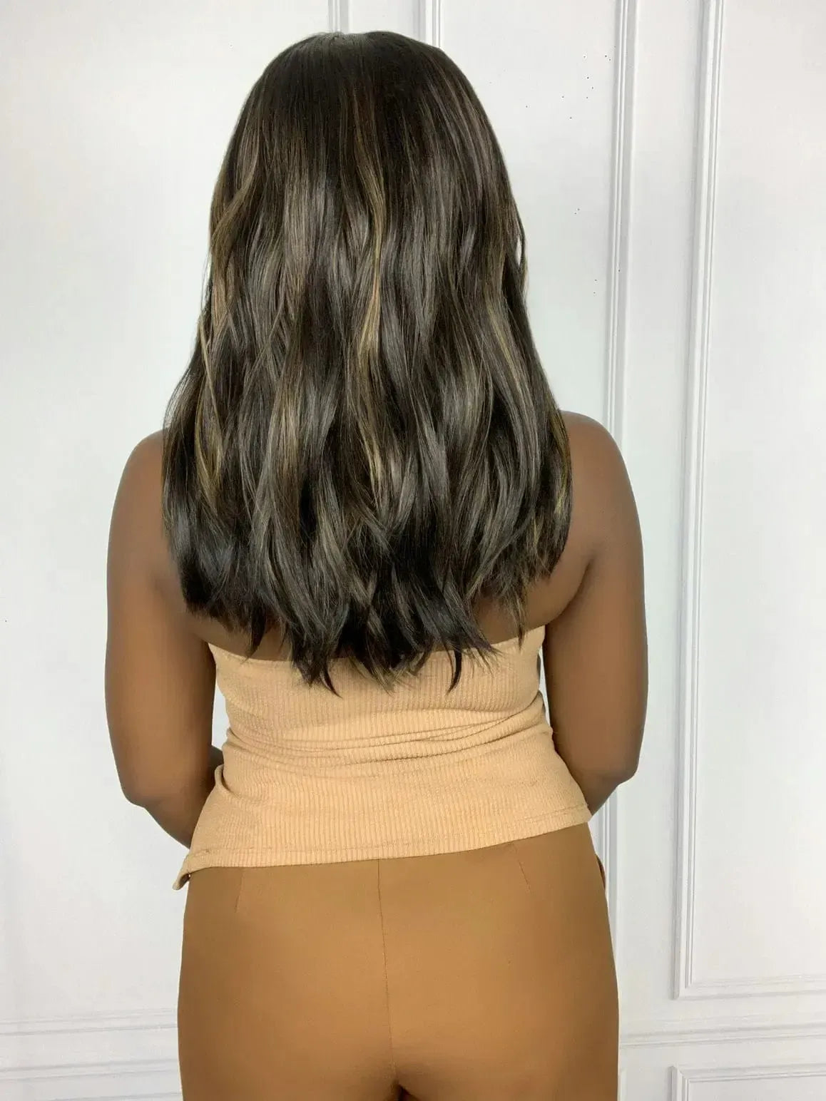 Peruca Loren Castanho Escuro com Luzes Franja Ondulada