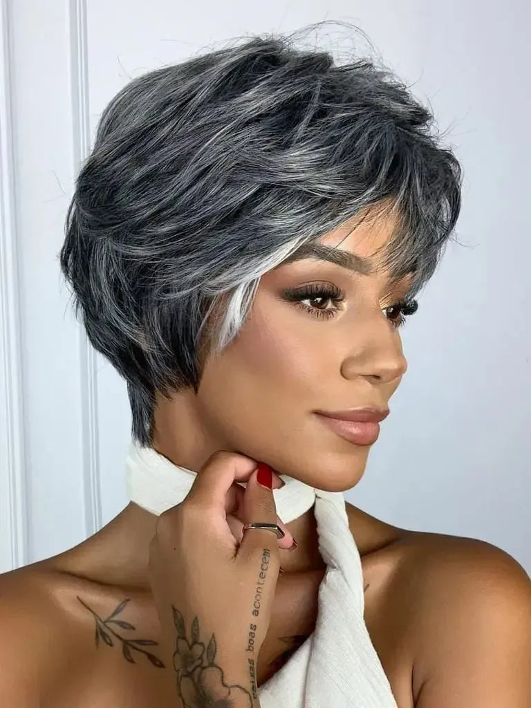 Peruca Wig Daniela Grisalha Curta Franja