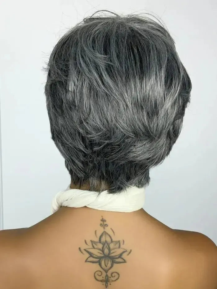 Peruca Wig Daniela Grisalha Curta Franja
