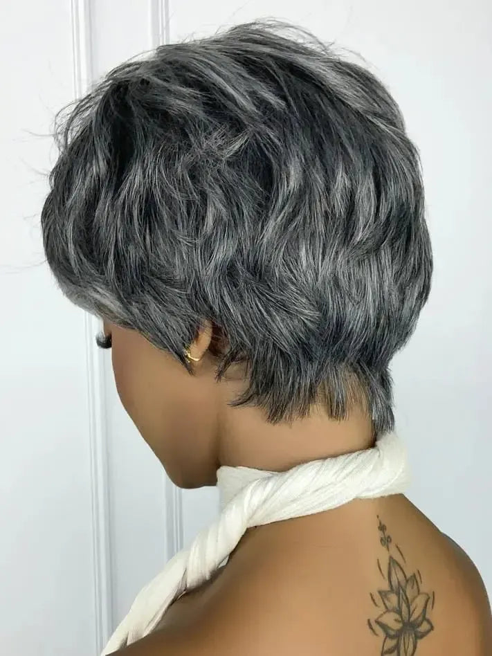 Peruca Wig Daniela Grisalha Curta Franja