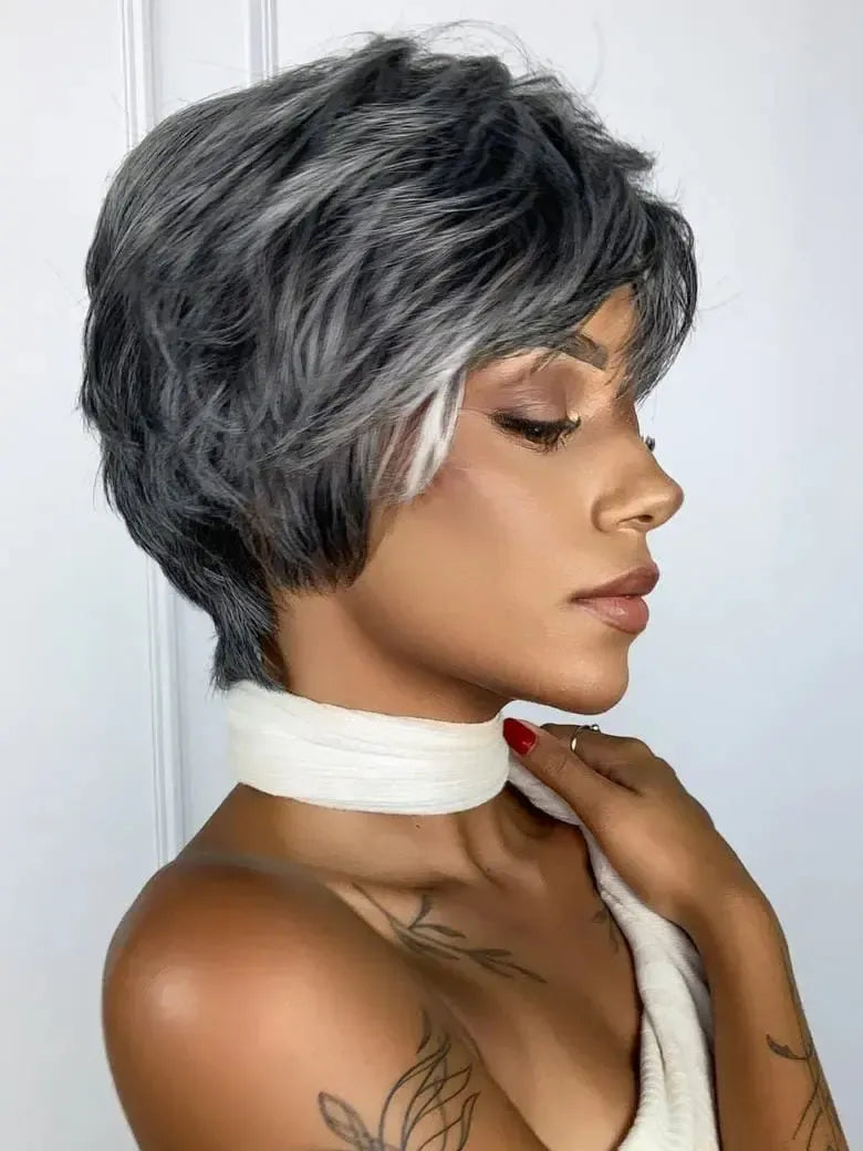 Peruca Wig Daniela Grisalha Curta Franja