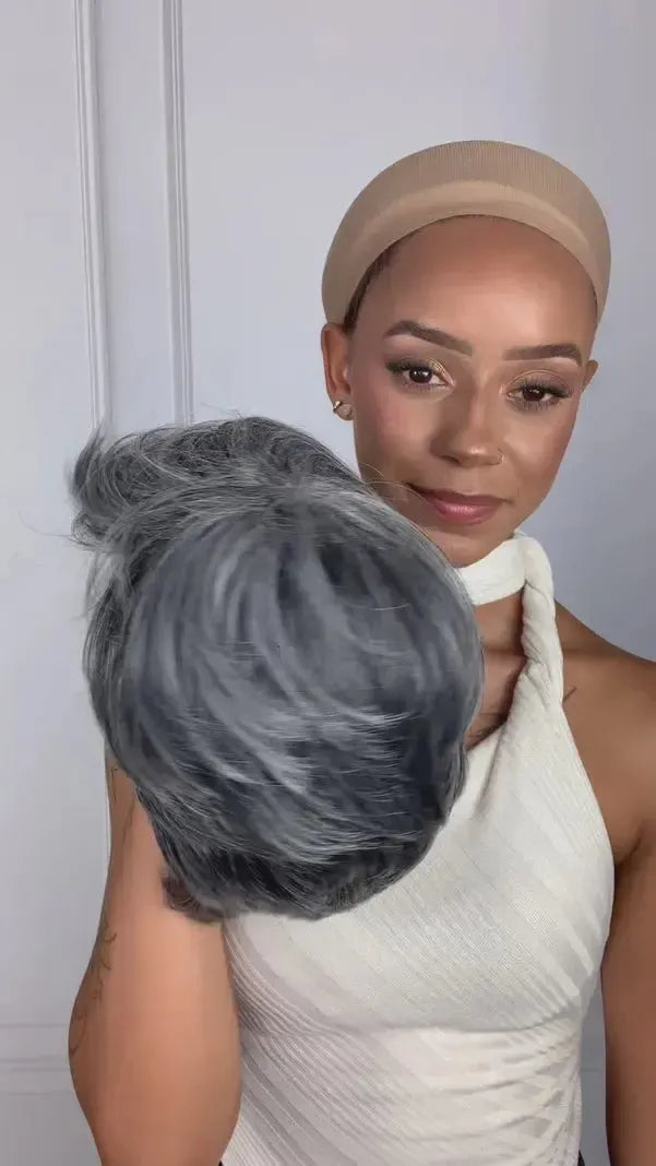 Peruca Wig Daniela Grisalha Curta Franja